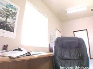 Озабоченный физрук трахает студентку в своем кабинете