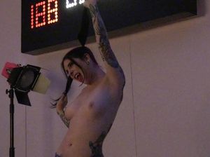 Неформальные вампирши лесбиянки позируют голыми в спортзале