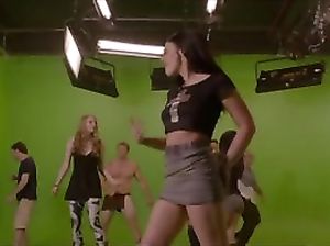 Жаркая сцена из порно фильма для взрослых с групповой лесби сценой