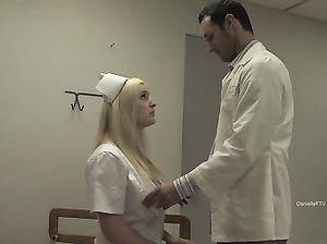 Гинеколог делает куни смазливой грудастой медсестре